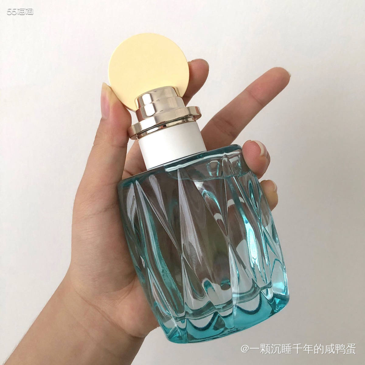 我买的这瓶香水是miumiu的第二代香水，看到就被她的颜值吸