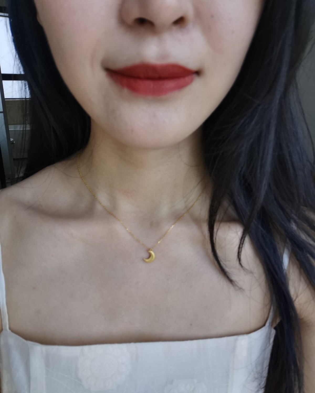 本人肤色黄一白，光线不好的环境下面肤色呈蜡黄，所以我挑选口红
