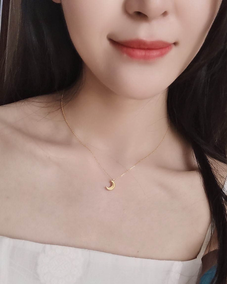 本人肤色黄一白，光线不好的环境下面肤色呈蜡黄，所以我挑选口红