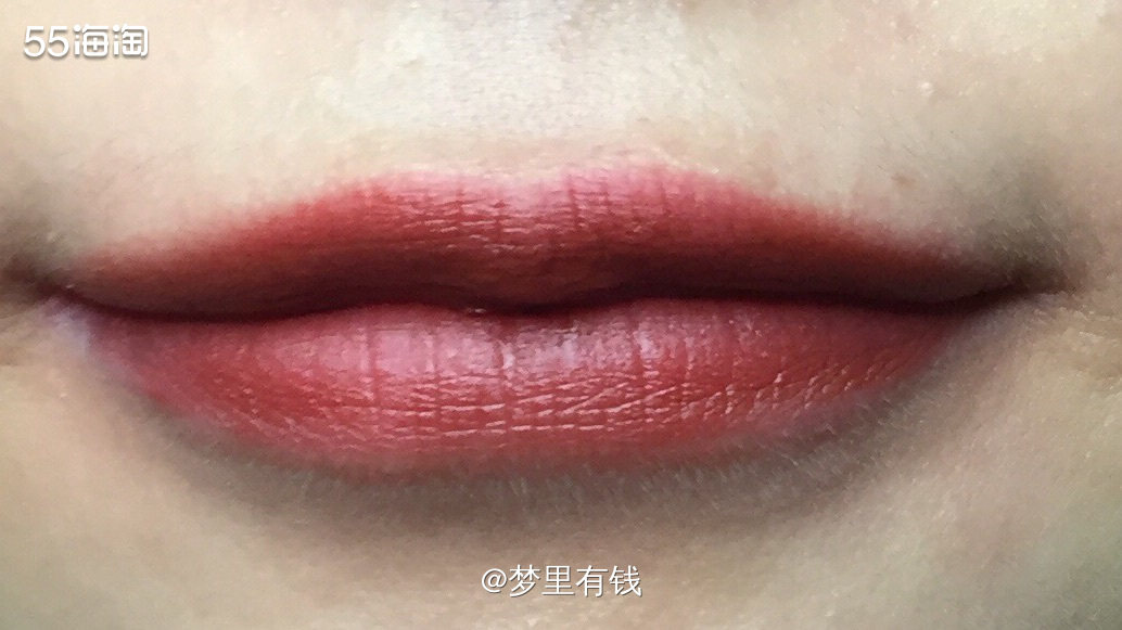 这是我最近一直在用的口红，国产品牌乐在其中的哑光唇釉S003