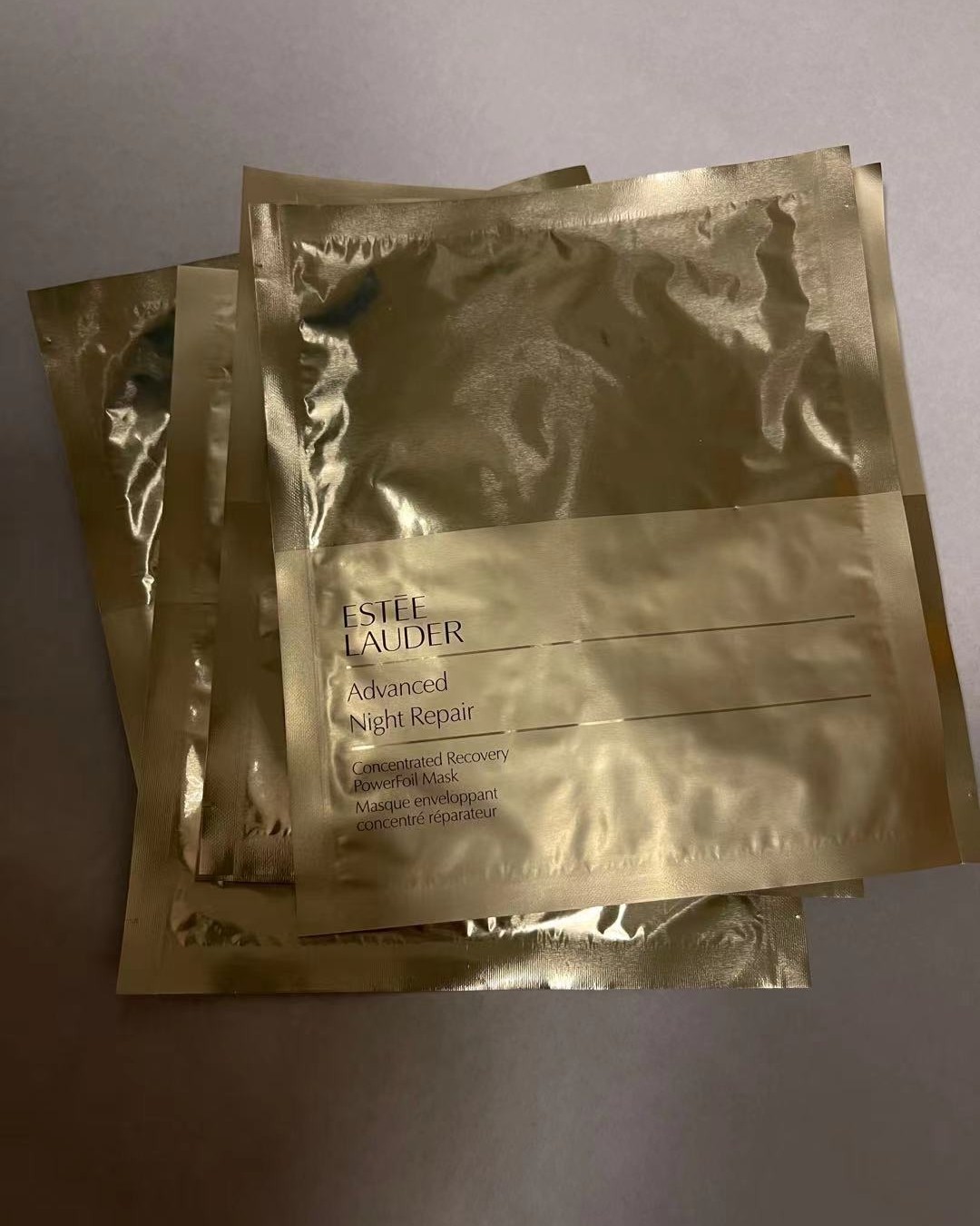 感觉这款面膜补水保湿很不错，拆开面膜里面分为.上下两部分,有