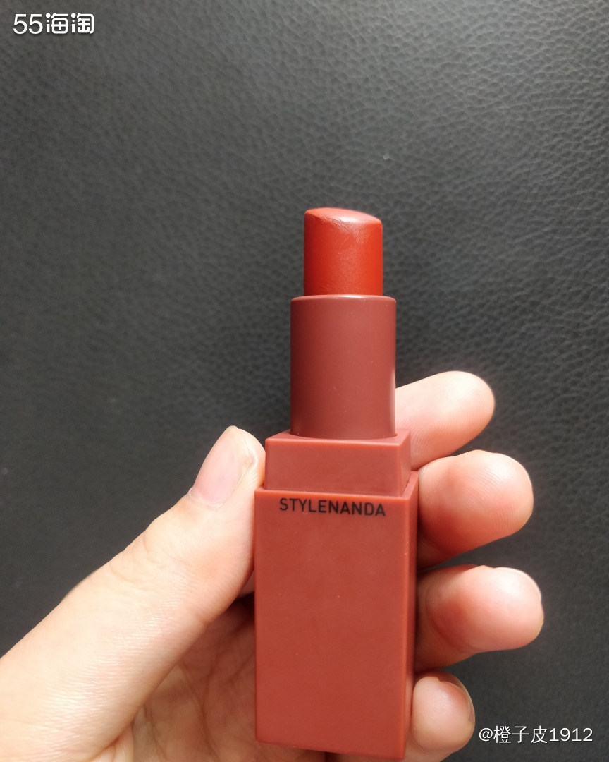 这支口红是在大学的时候入手的第一只红棕调口红，当时爱得不得了