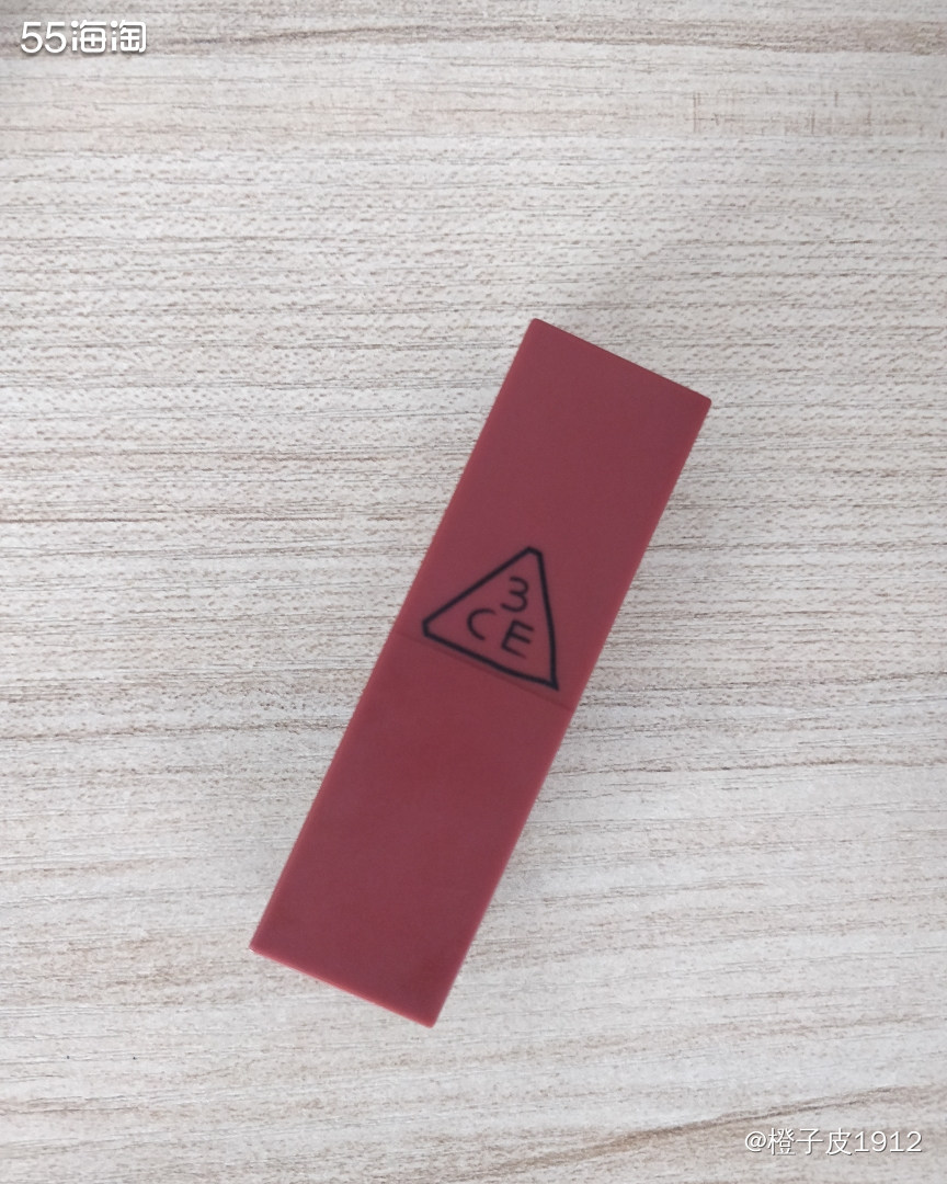 这支口红是在大学的时候入手的第一只红棕调口红，当时爱得不得了