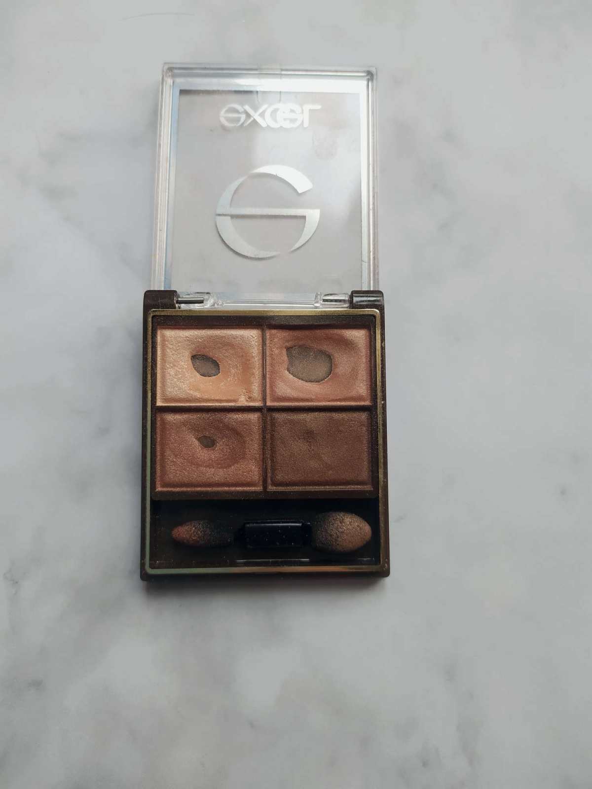 Excel的眼影是从一块铁皮，用着用着到了三块铁皮，当我不知