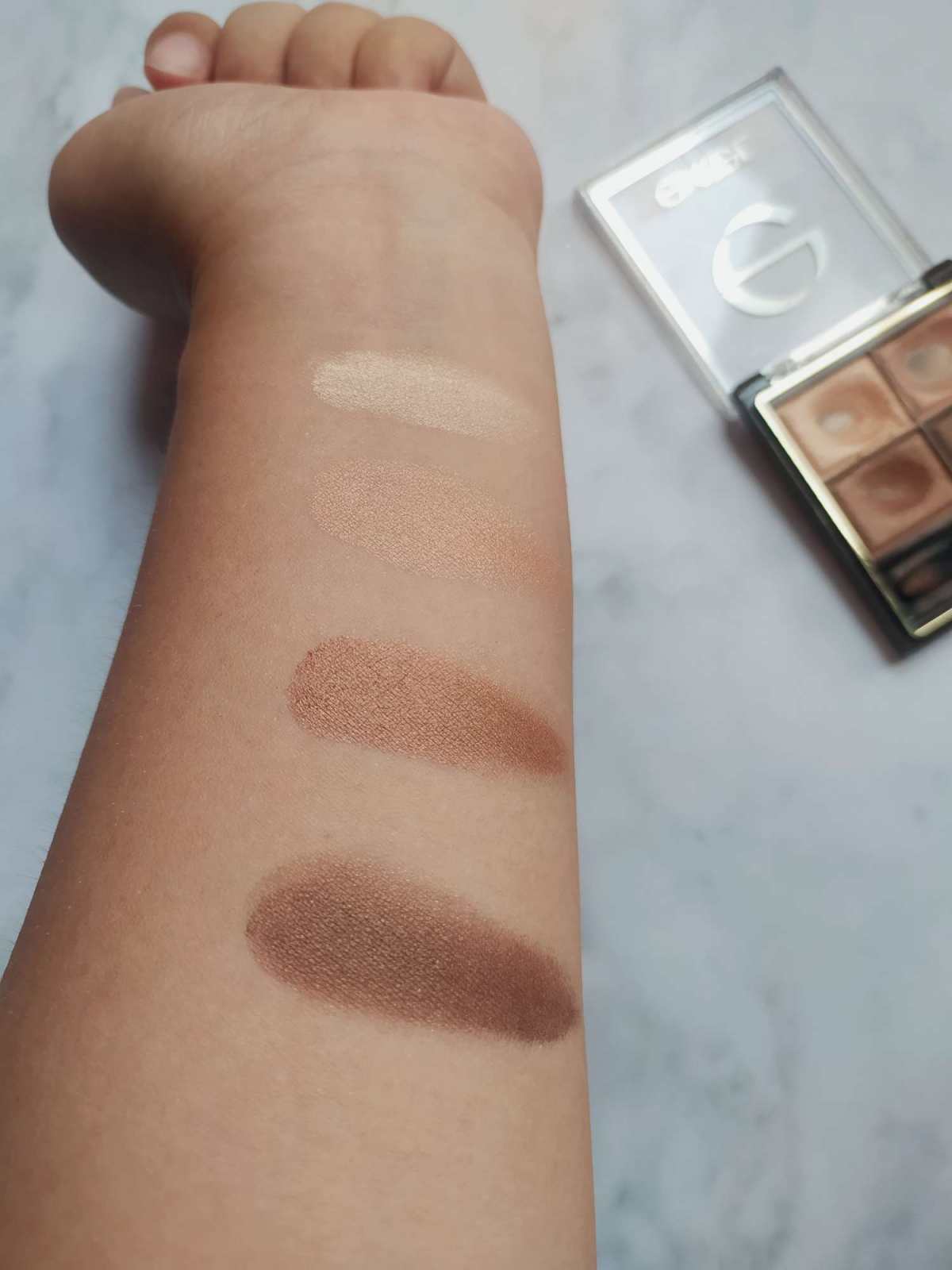 Excel的眼影是从一块铁皮，用着用着到了三块铁皮，当我不知