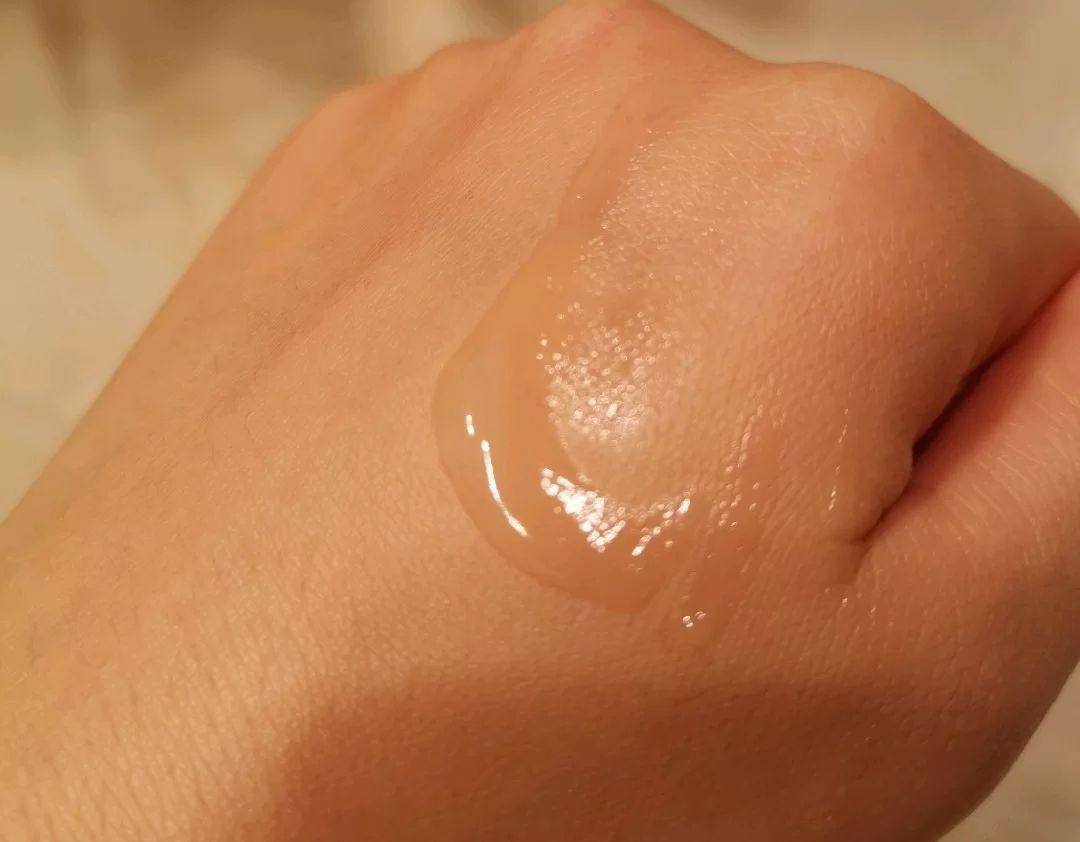 宝宝们还在为眼周的黑眼圈和细纹而感到烦恼吗？我给大家**一下