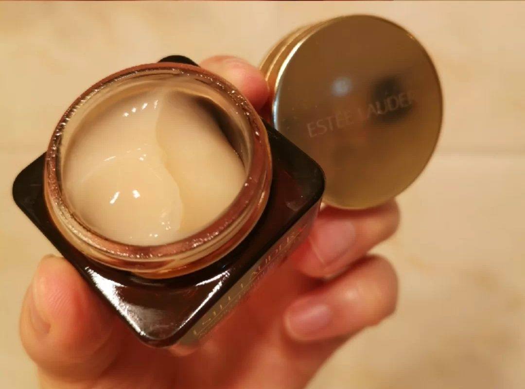 宝宝们还在为眼周的黑眼圈和细纹而感到烦恼吗？我给大家**一下