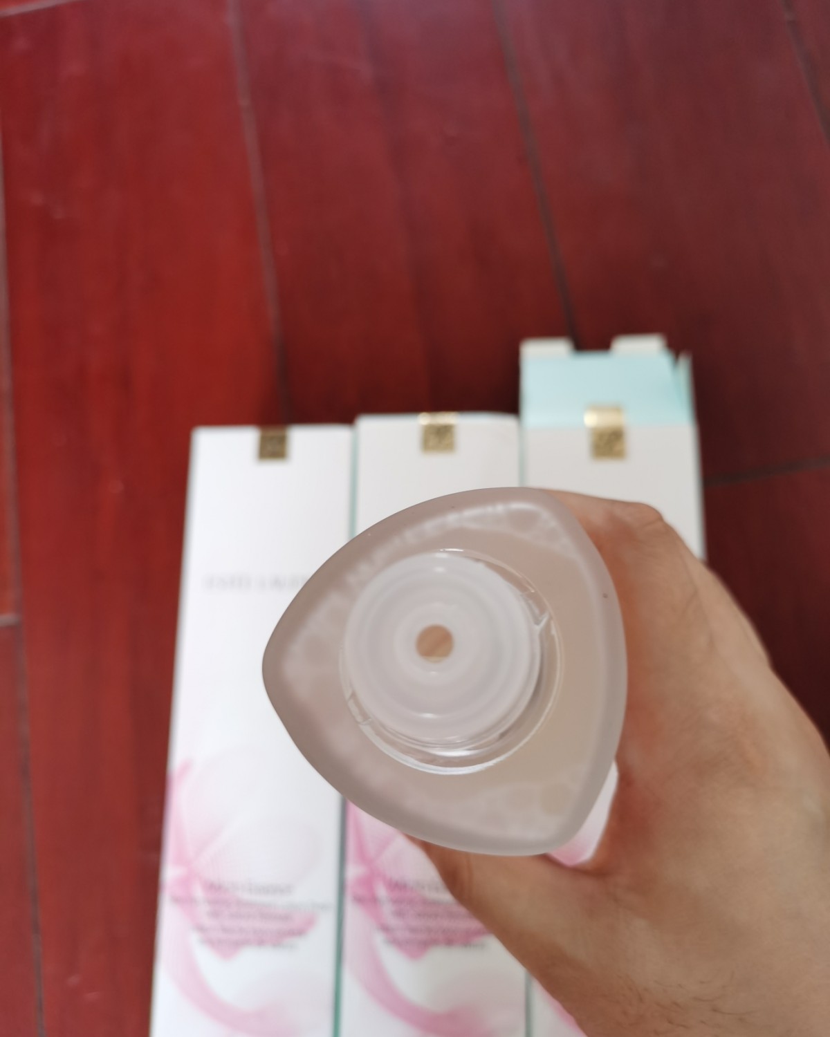 ✅雅诗兰黛樱花水是一款水质精华，质地比普通的水浓稠一些，流动