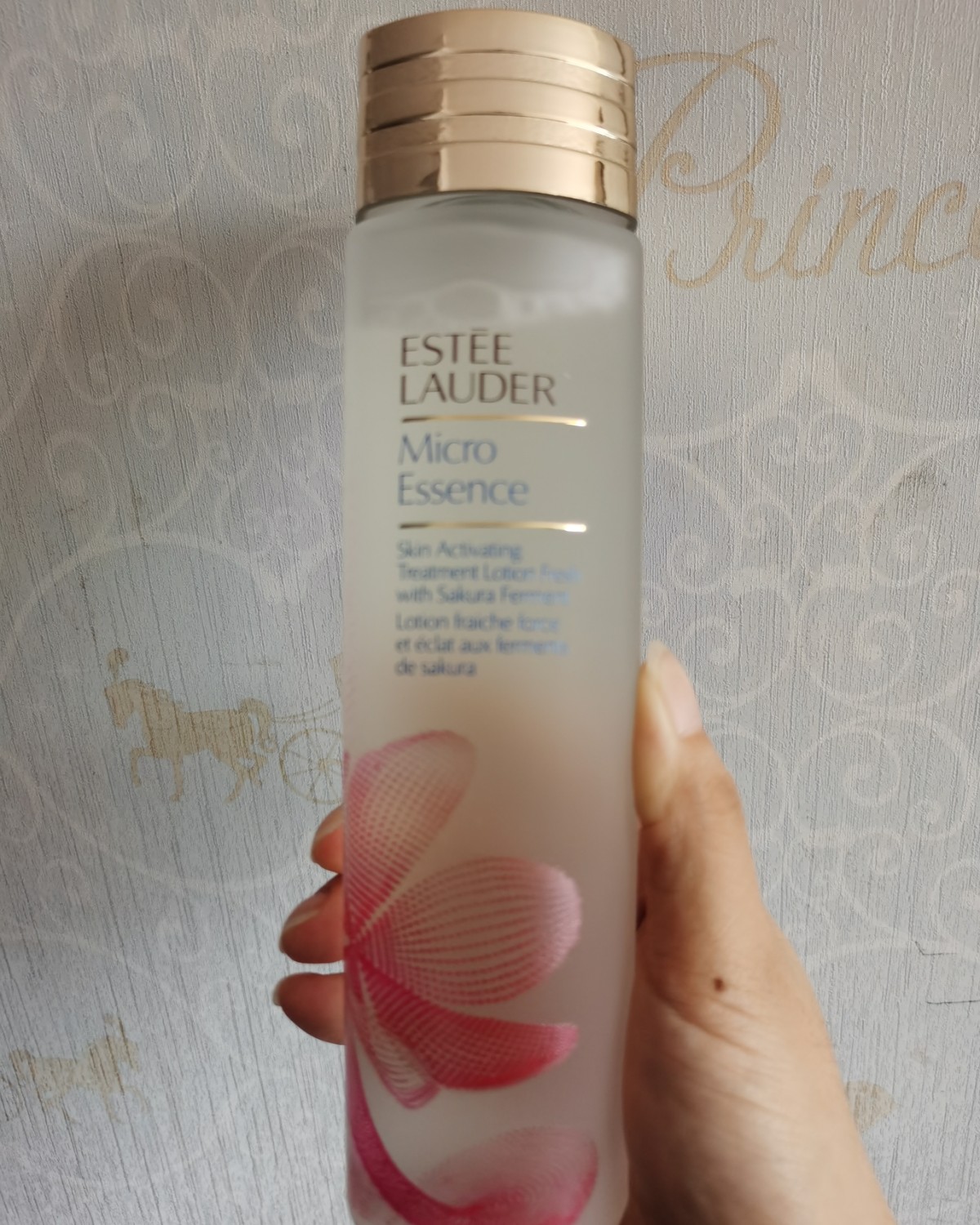 ✅雅诗兰黛樱花水是一款水质精华，质地比普通的水浓稠一些，流动