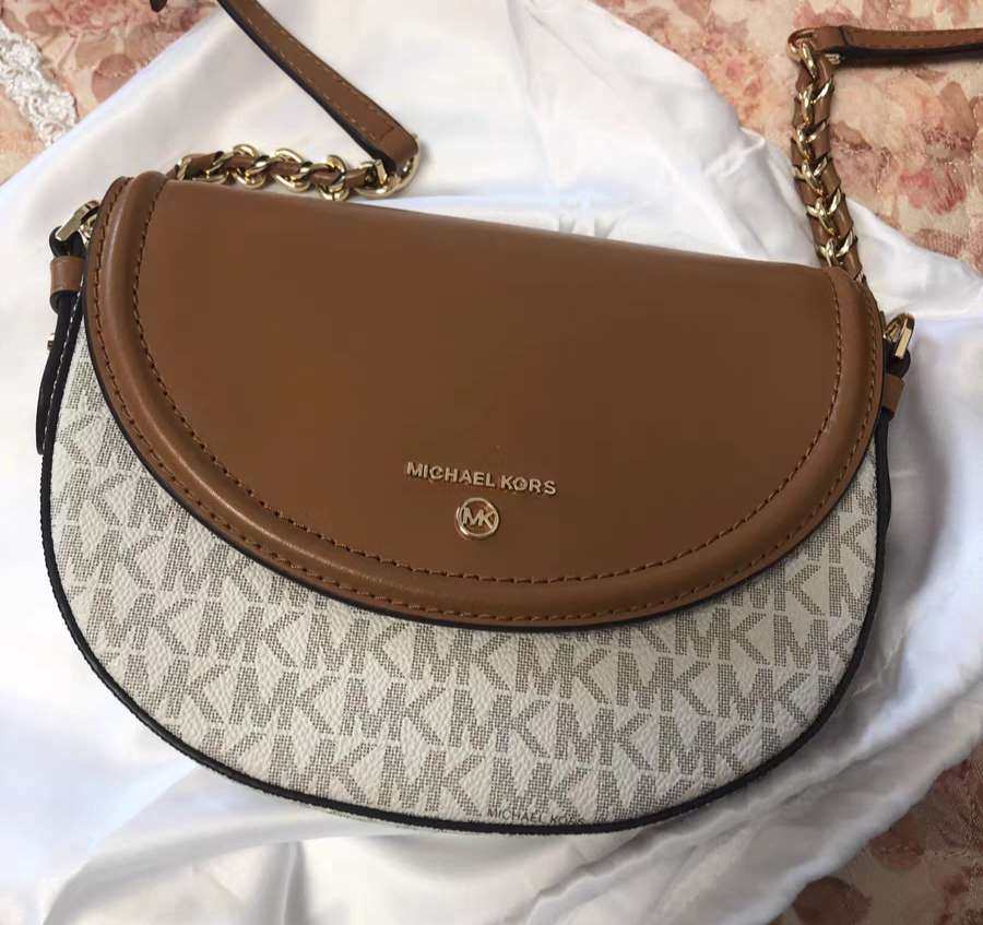 ⭐️这款包是去年的款，闺蜜送我的生日礼物。这款马鞍包是很经典