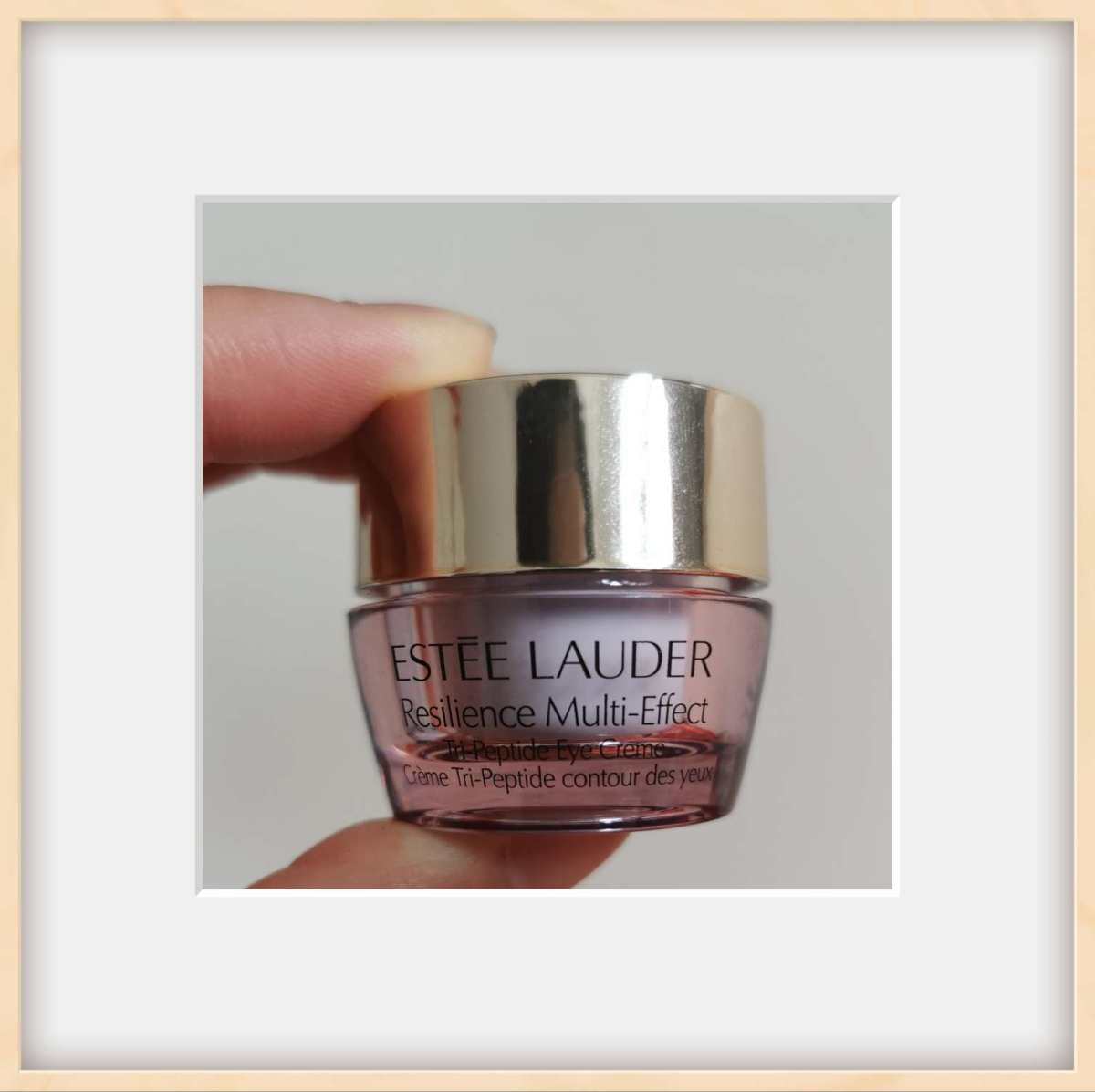 之前入手小棕瓶精华时，收到多肽眼霜和多肽面颈霜的小样。在等待