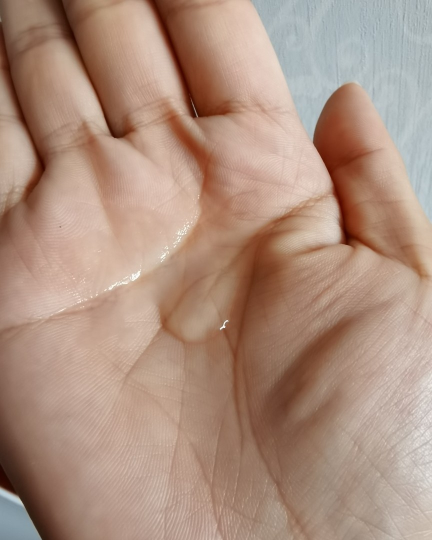 ✅雅诗兰黛樱花水是一款水质精华，质地比普通的水浓稠一些，流动