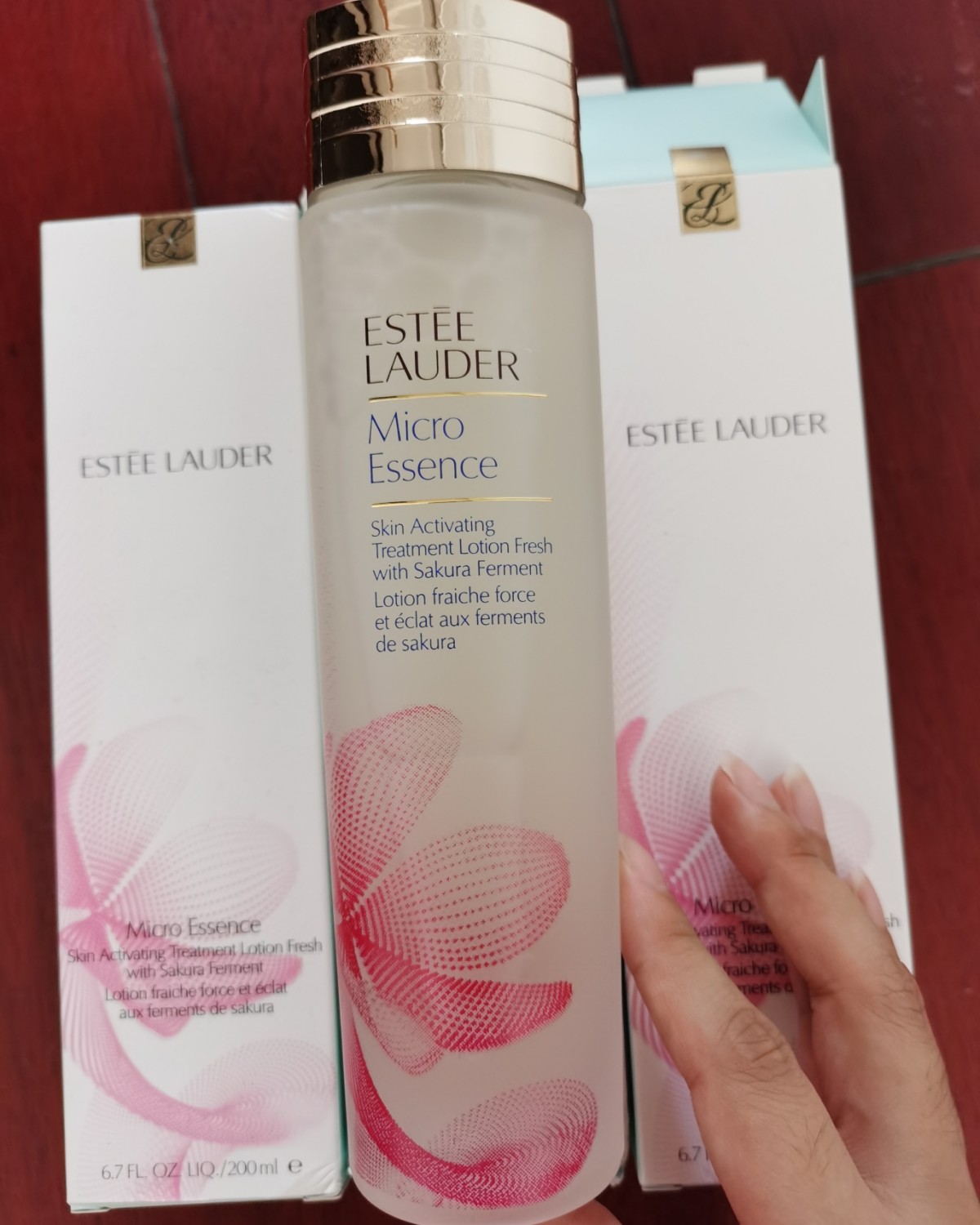 ✅雅诗兰黛樱花水是一款水质精华，质地比普通的水浓稠一些，流动