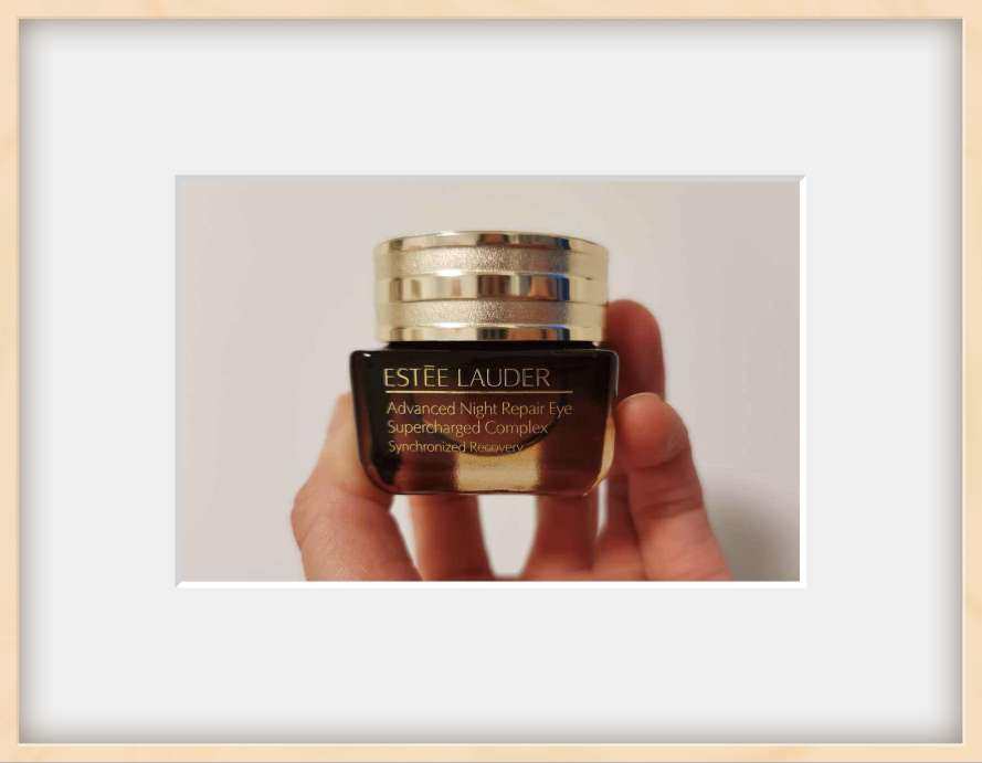 之前入手小棕瓶精华时，收到多肽眼霜和多肽面颈霜的小样。在等待