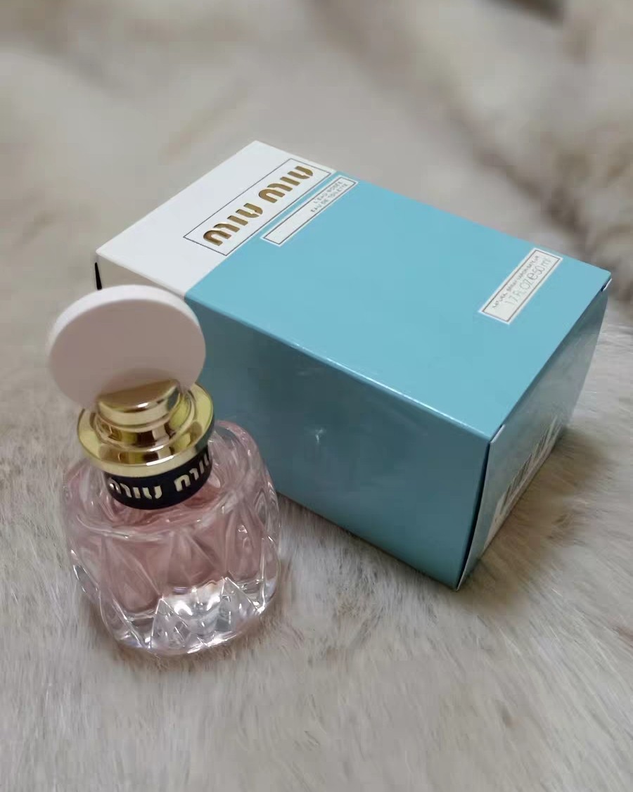 miumiu香水最开始买是因为它瓶子好看，后面发现他们的香水