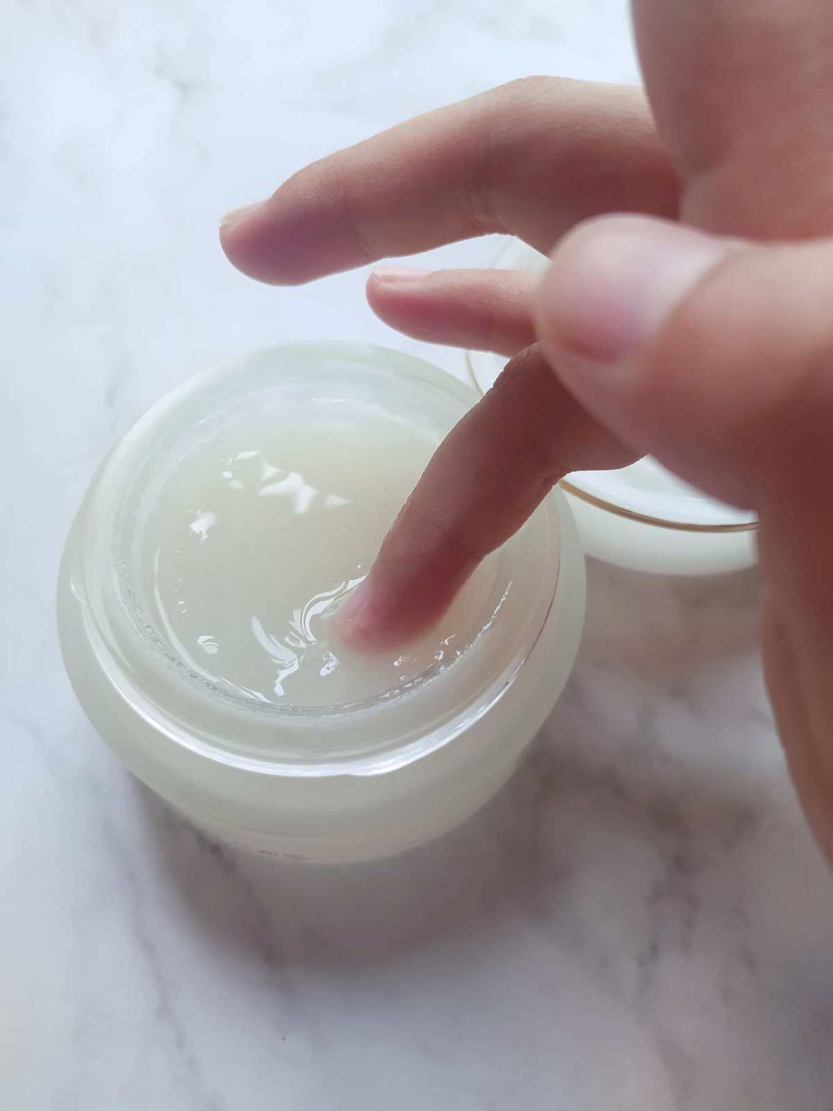 这是我在丝芙兰淘到的半价的evelom冻膜，但是实际上日期不