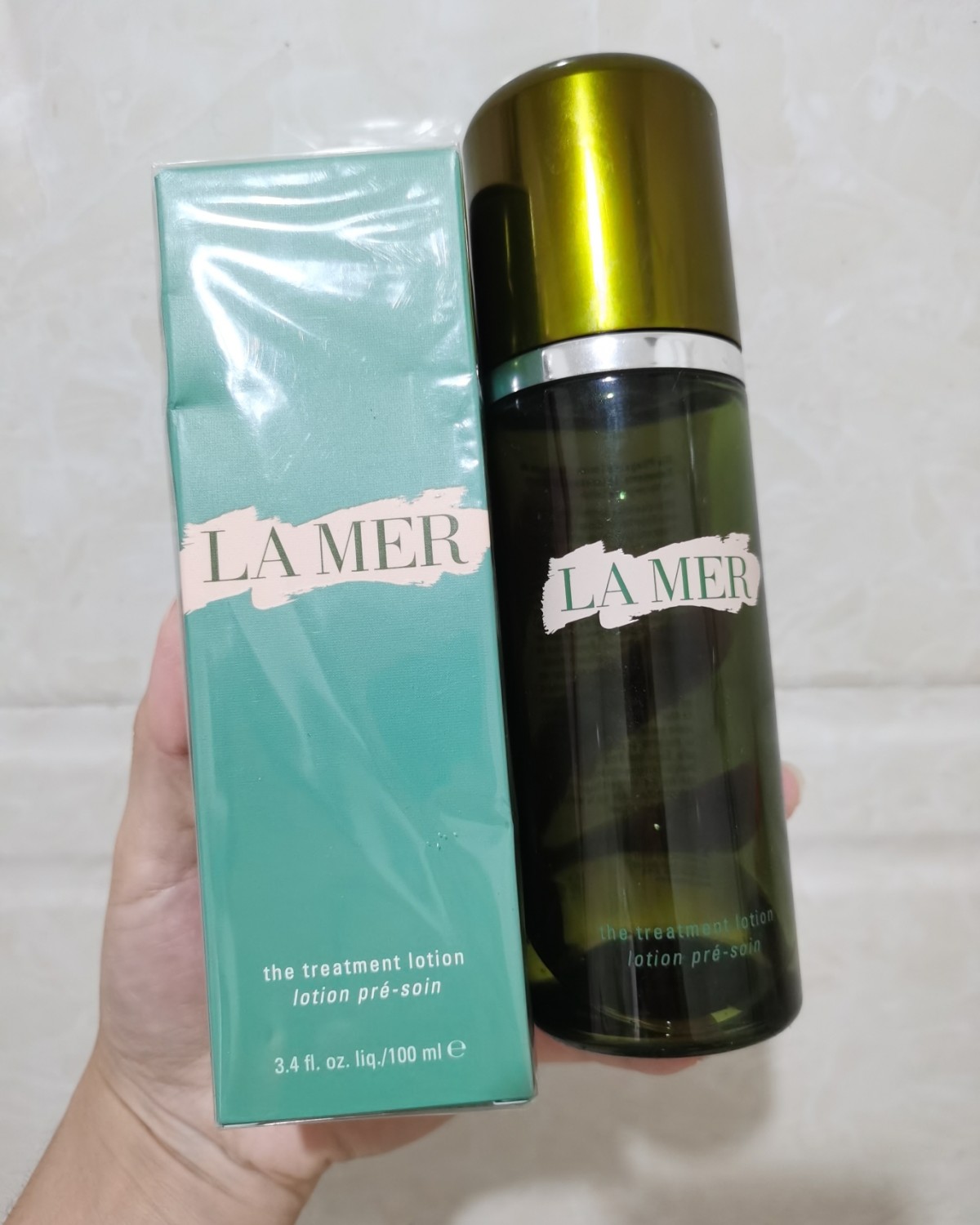 ✅海蓝之谜精粹水它比水稠，但抹上脸很快吸收，感觉熬夜的皮肤都