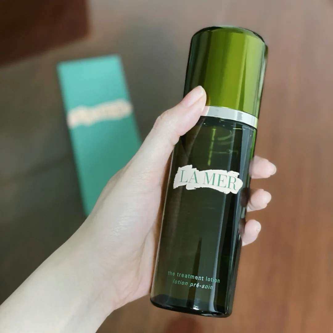 作为一个容易爆痘的人，最爱的两款爽肤水莫过于悦木之源的菌菇水