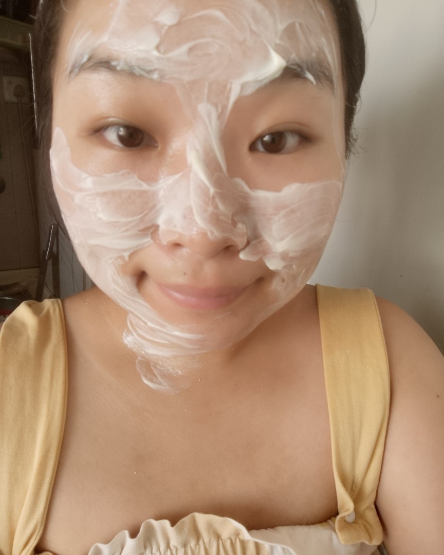 晨间其实可以用清水洗脸，因为我晚上护肤品涂的比较多，会残留一