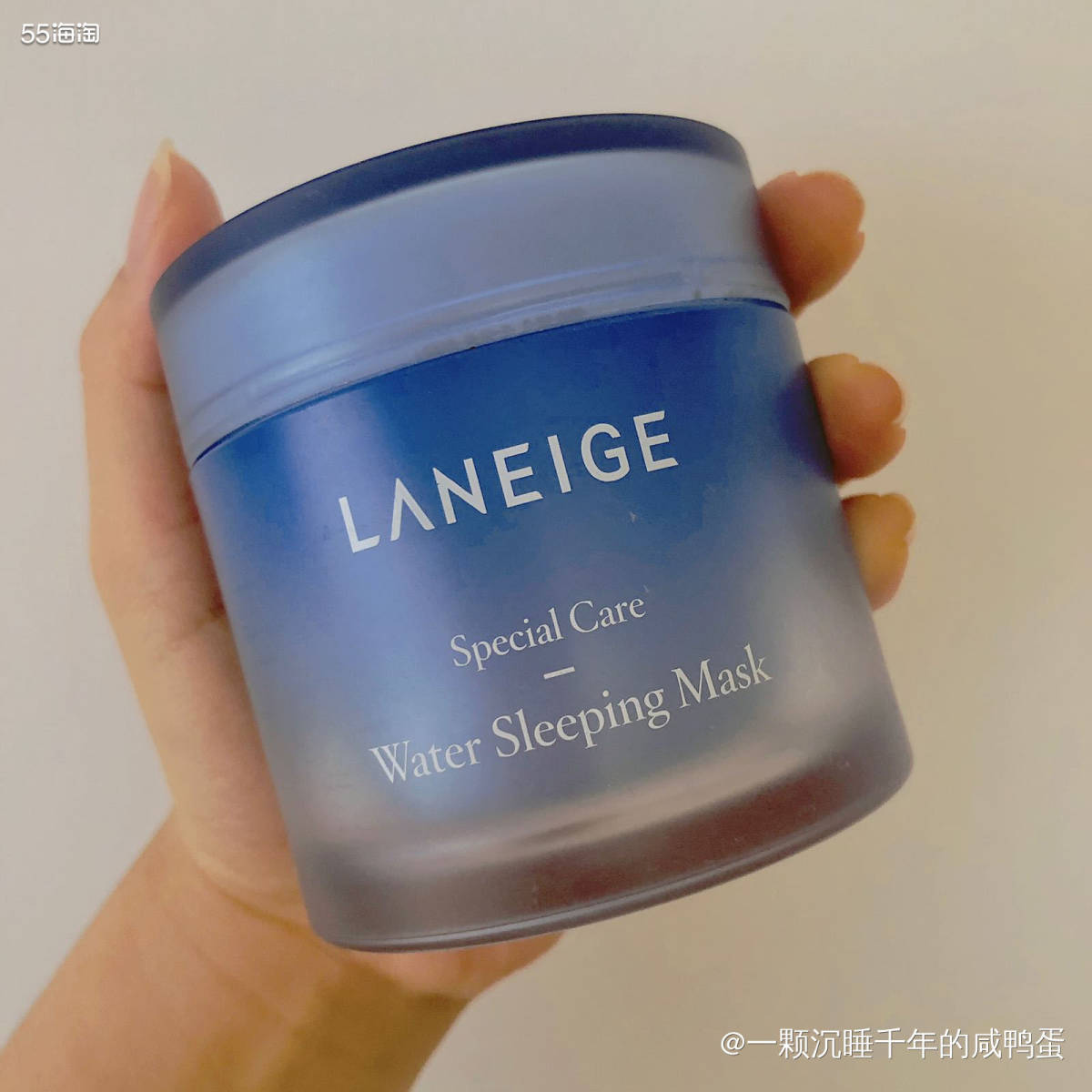 兰芝睡眠面膜，它的质地类似啫喱的那种，轻薄水润，有淡淡的香味