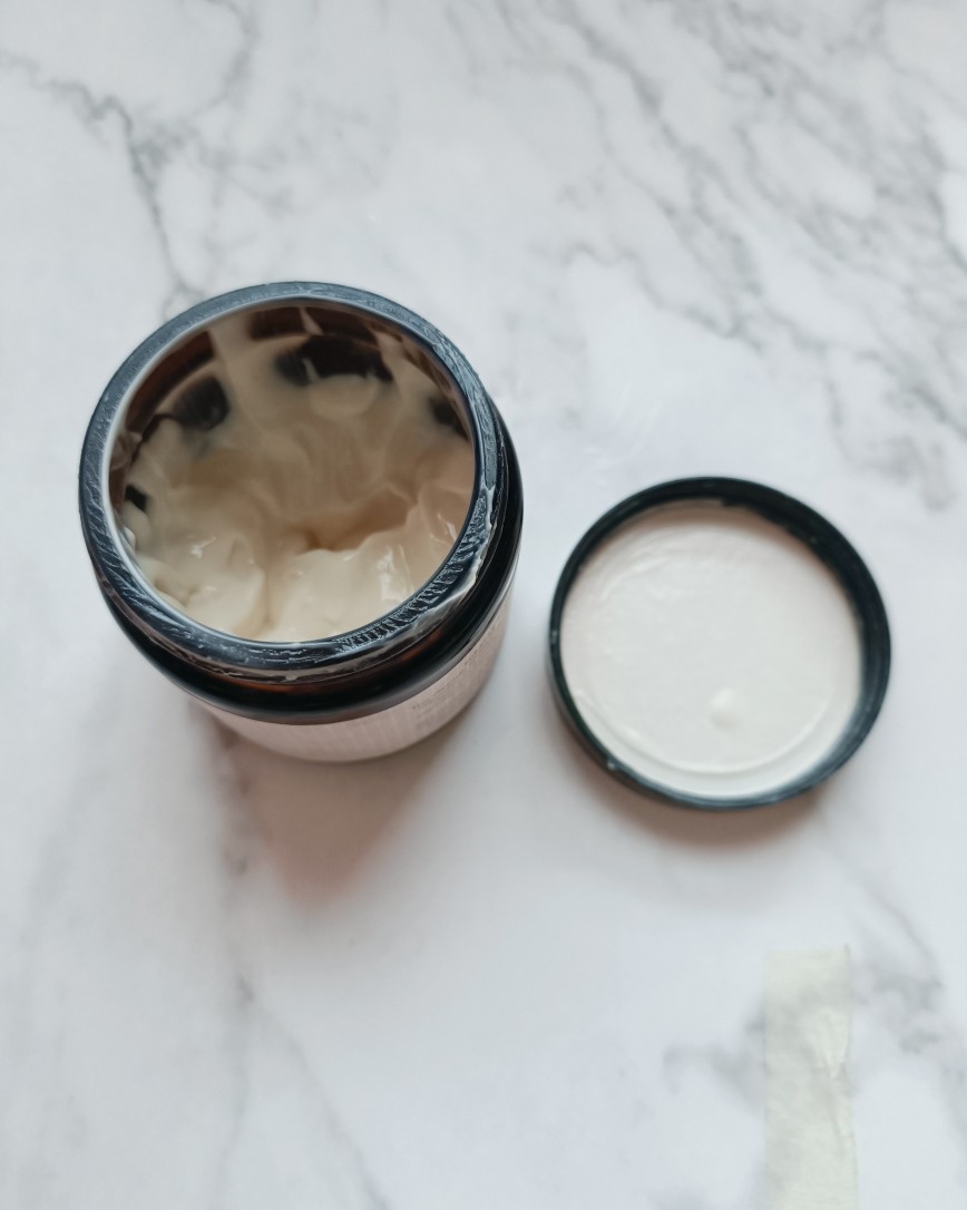 晨间其实可以用清水洗脸，因为我晚上护肤品涂的比较多，会残留一