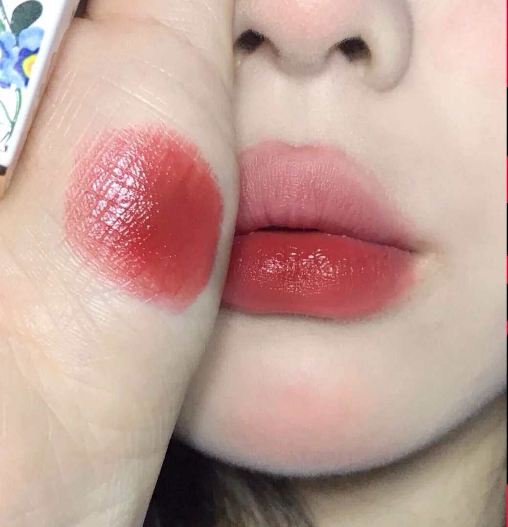 ✨这款是雅诗兰黛和SHUSHU/TONG 的联名款。这个外壳