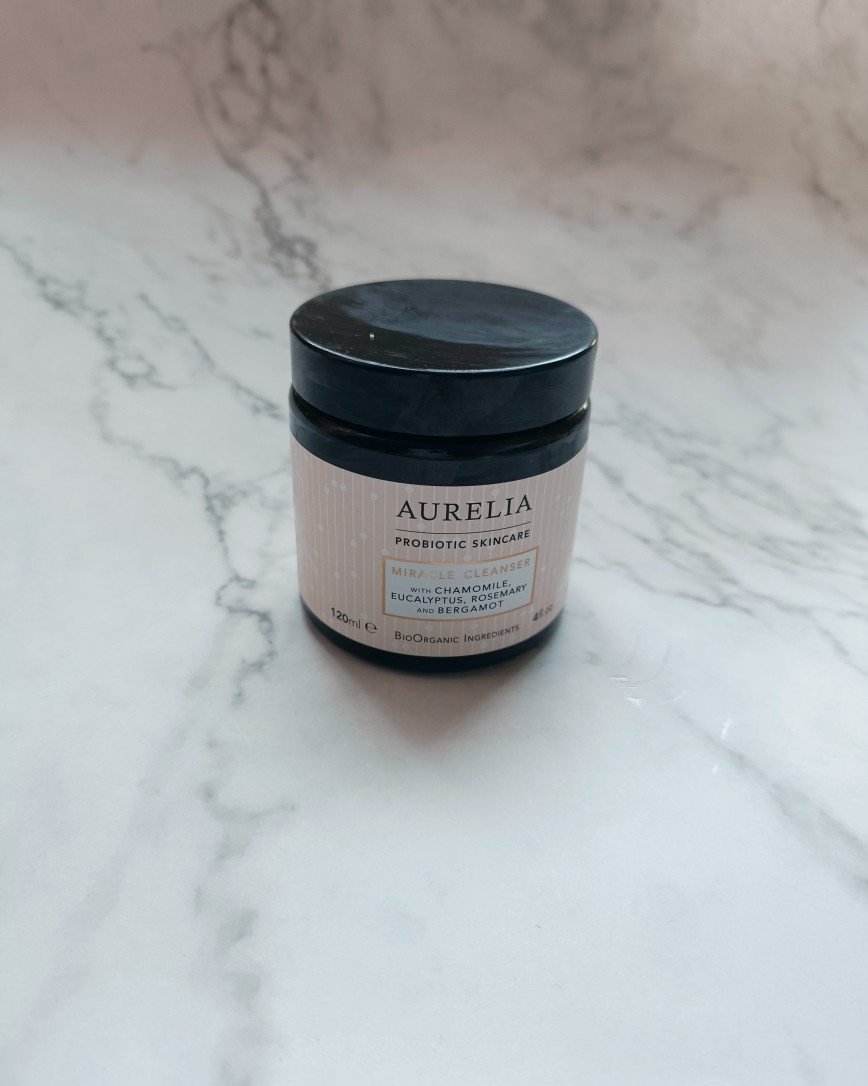 晨间其实可以用清水洗脸，因为我晚上护肤品涂的比较多，会残留一