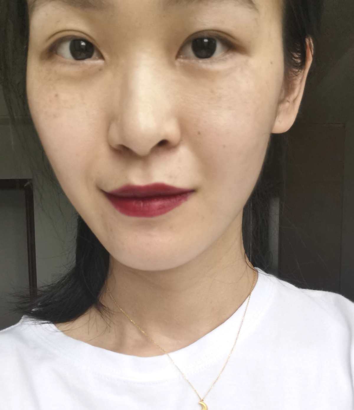 妈妈咪呀！涂惯了豆沙温柔色，突然一涂201，好不习惯啊！感觉