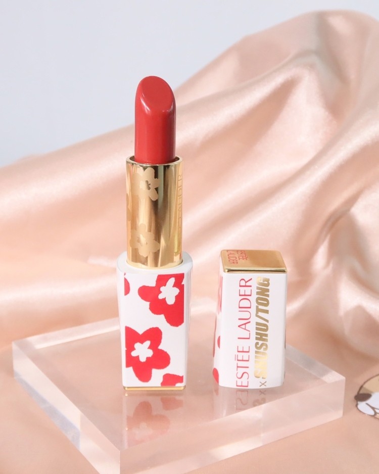 ✨这款是雅诗兰黛和SHUSHU/TONG 的联名款。这个外壳