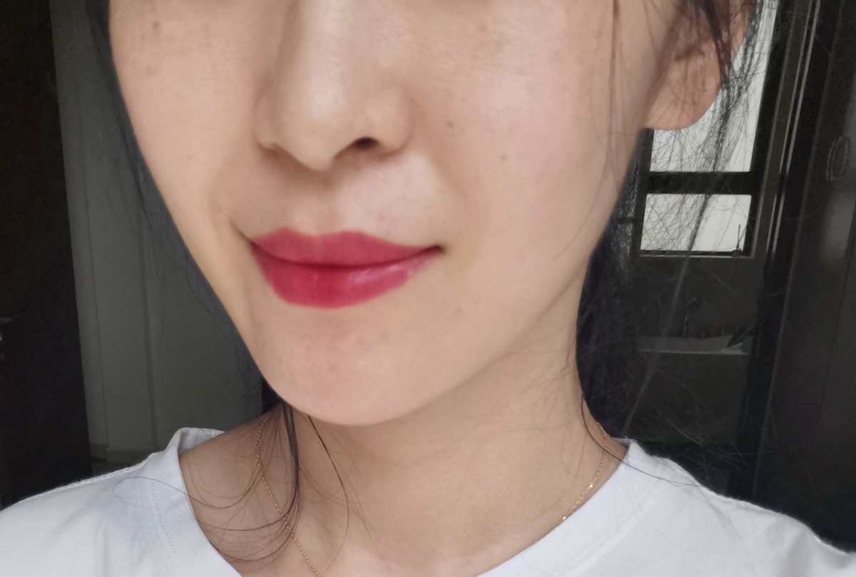 妈妈咪呀！涂惯了豆沙温柔色，突然一涂201，好不习惯啊！感觉