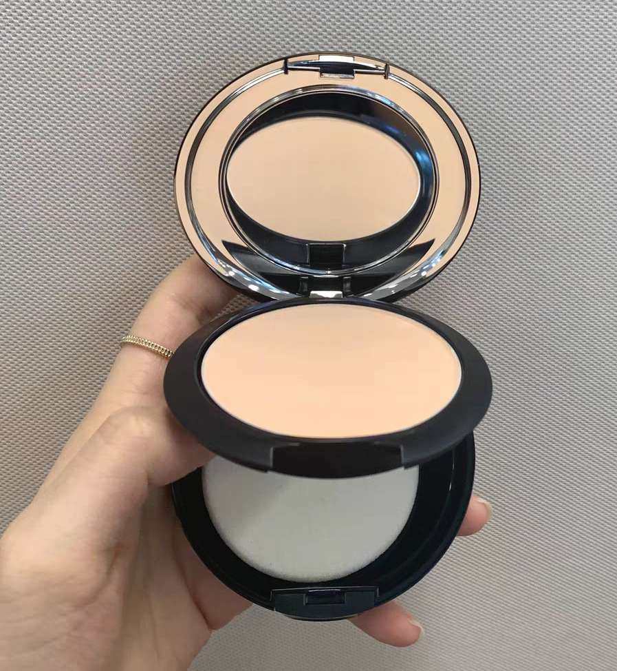 ✨建议美国MAC官网购入  ✨黑镜粉饼是一款上妆 定妆 补妆