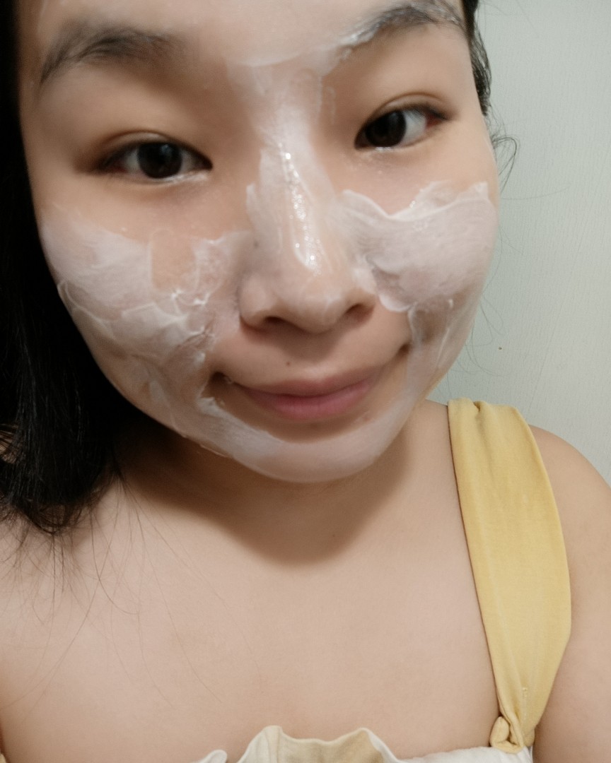 近期我在用Sisley的黑玫瑰系列，不换是面霜还是眼精华都很