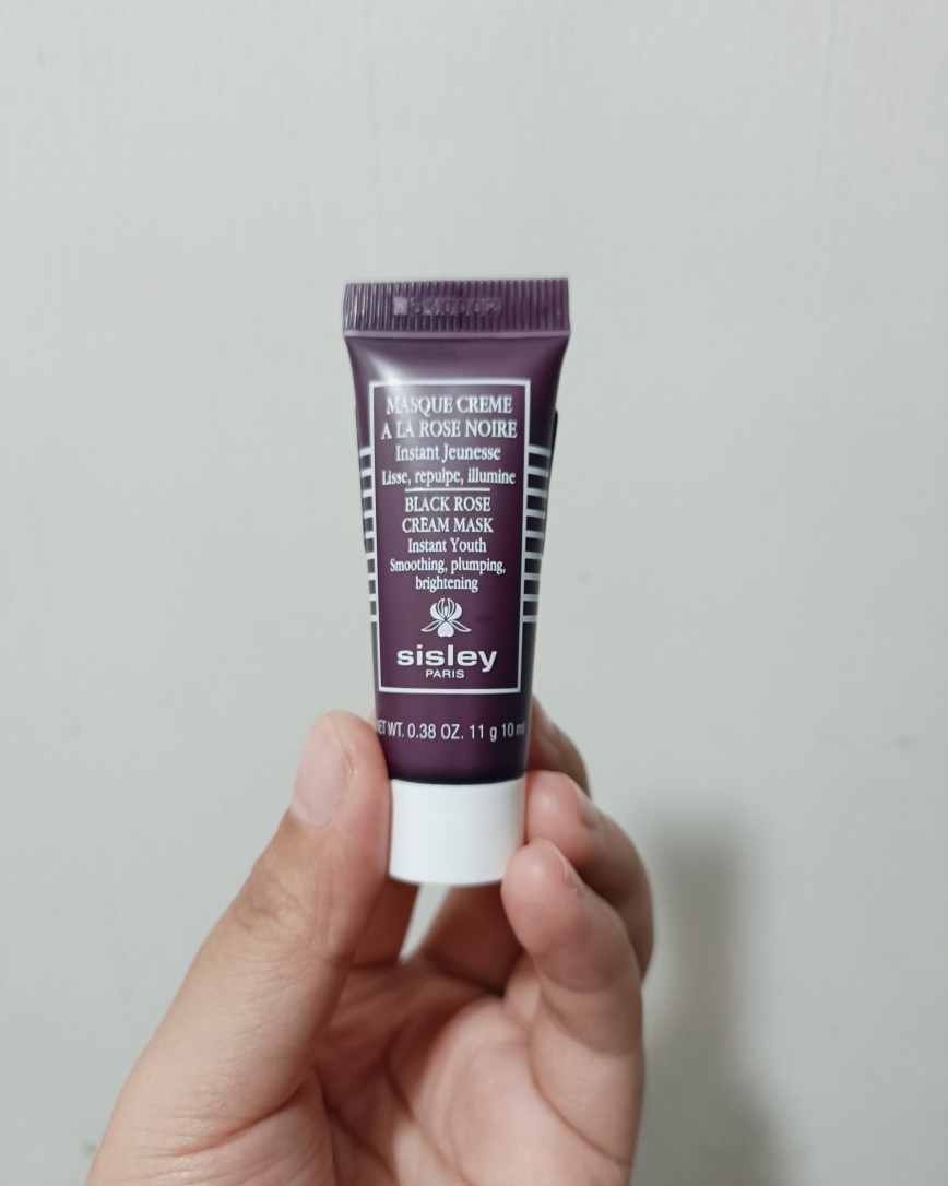 近期我在用Sisley的黑玫瑰系列，不换是面霜还是眼精华都很