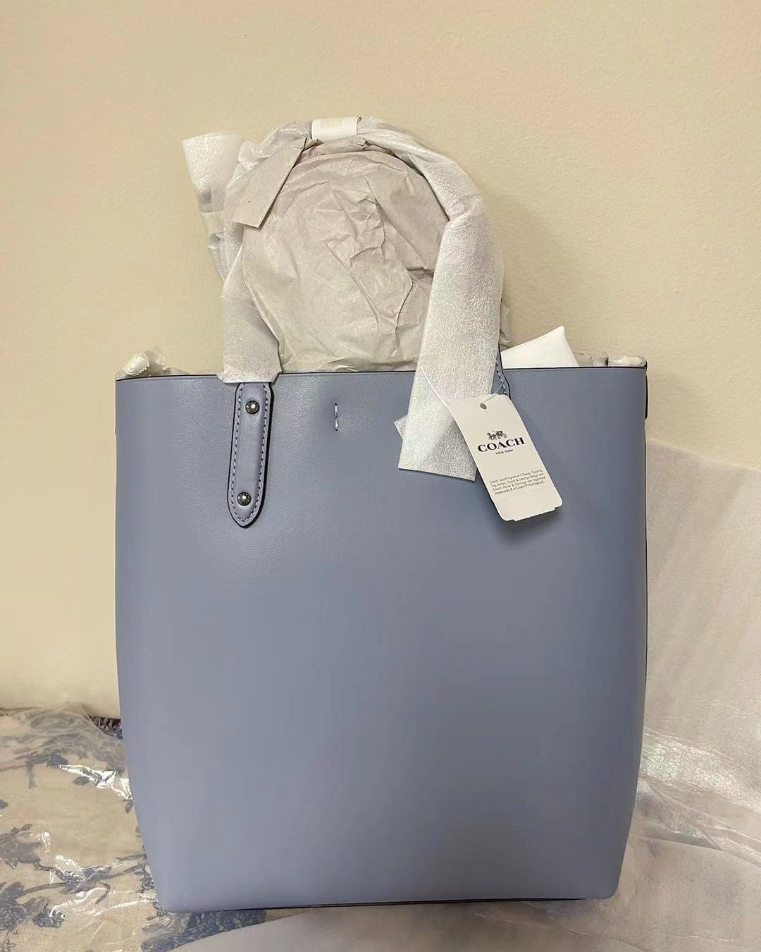 最近在jomsshop 买的coach托特包 花了 149.