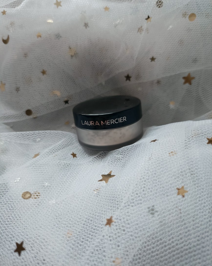 夏天需要一些控油散粉帮忙，我个人比较的是Laura merc