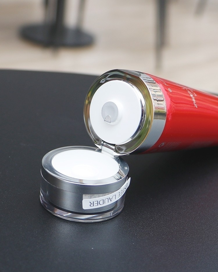 ✅雅诗兰黛红石榴洁面，去黄气抗氧化，清爽不油腻，泡沫丰富细腻