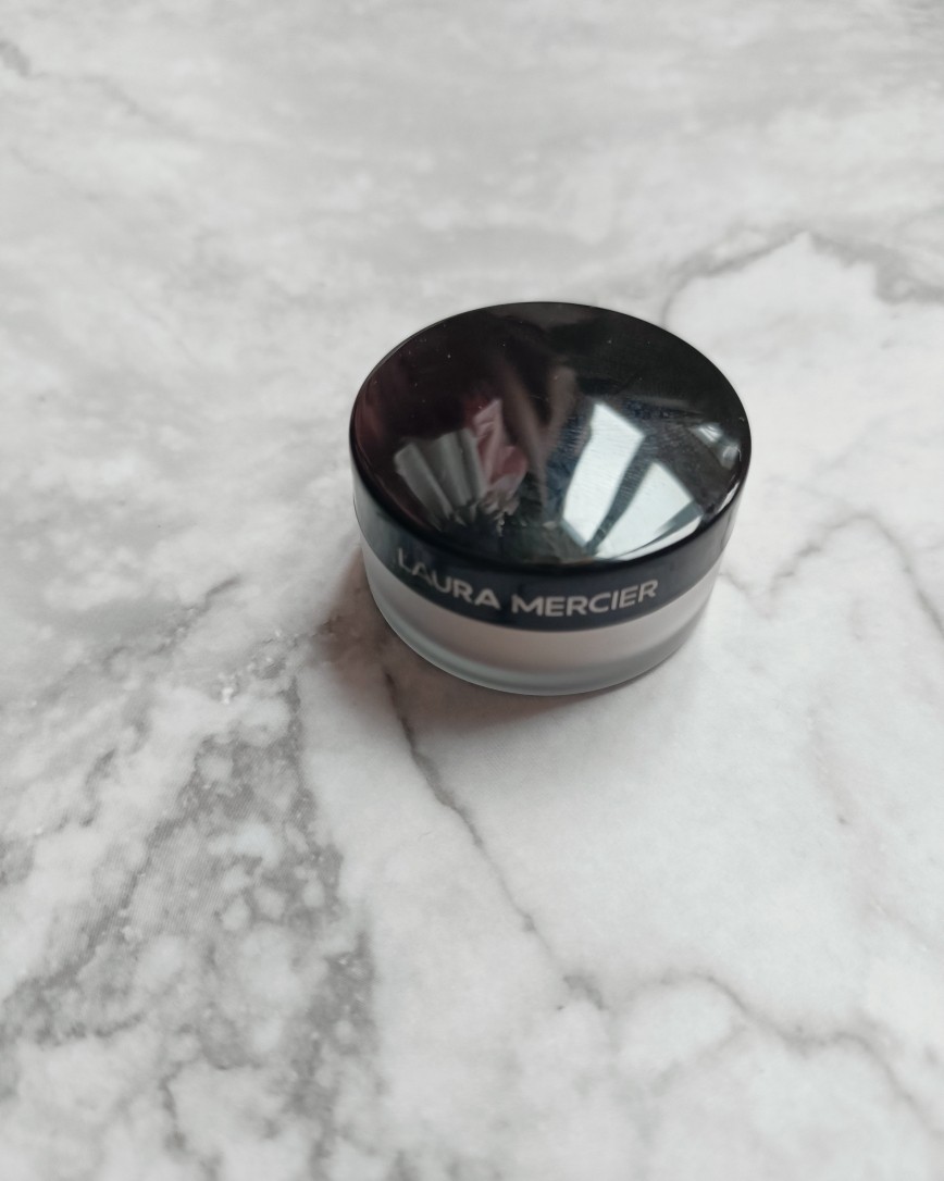 夏天需要一些控油散粉帮忙，我个人比较的是Laura merc