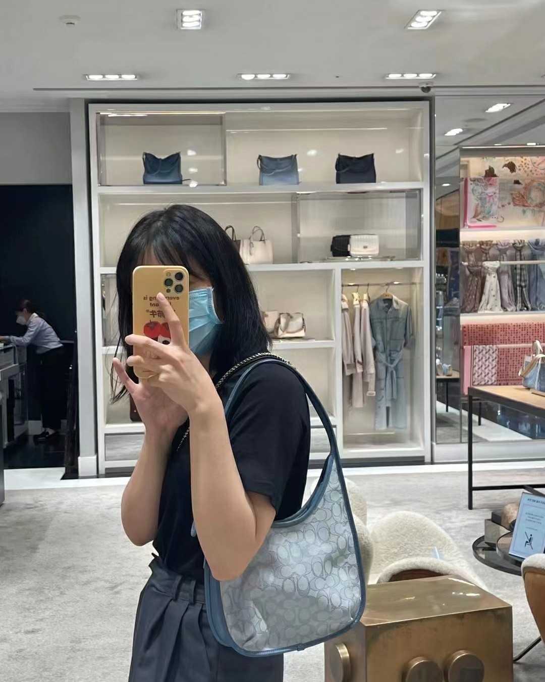 ❤️今天看群里说专柜月牙包折扣了，还是巨折，154刀，这谁能