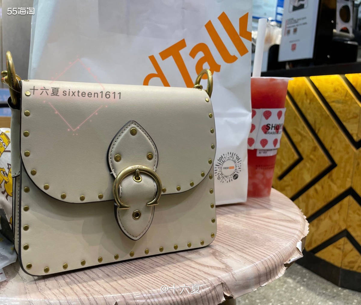 🌟来自Coach官网专柜款的包包，颜色我看着是米白色，有点