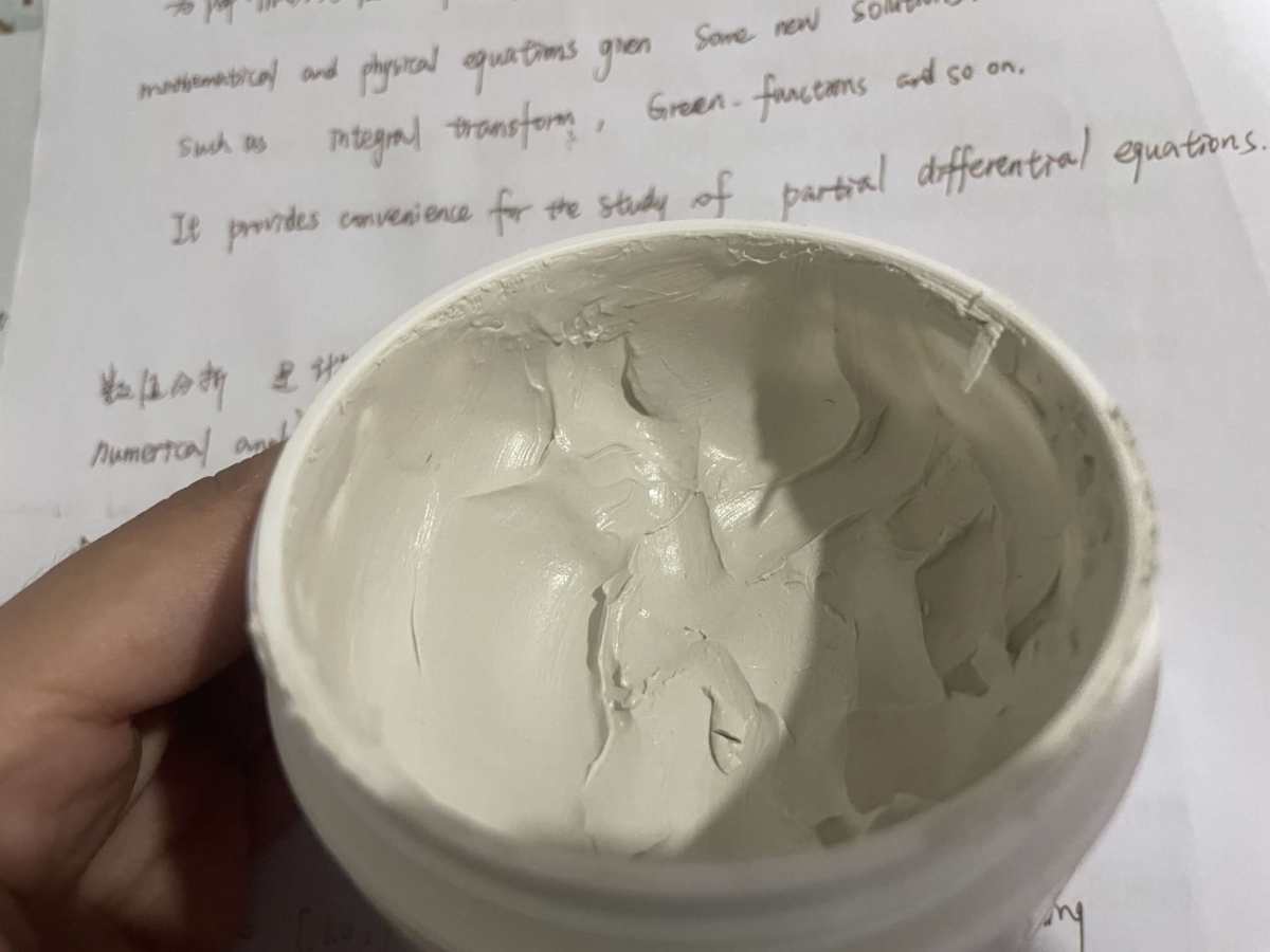 ⭐️混油皮不可缺少的清洁面膜就是科颜氏白泥啦。我不仅油，还，