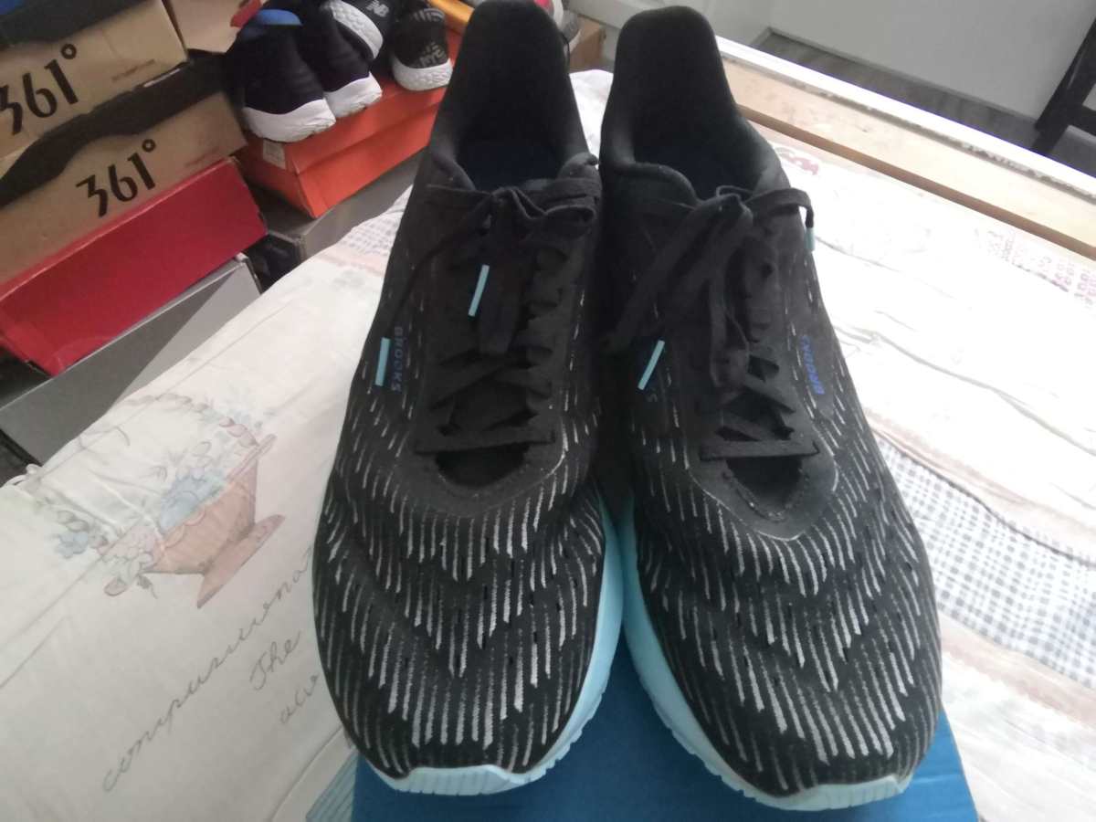 布鲁克斯一直是非常专业的跑鞋品牌，在跑鞋的eva调教上，表现