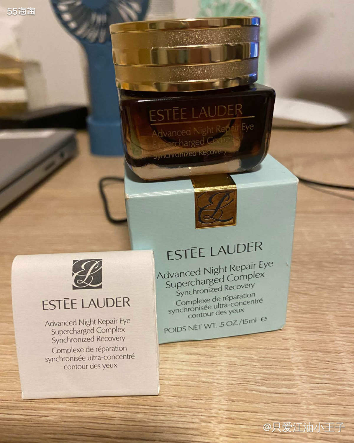 雅诗兰黛小棕瓶眼霜是半透明质地，淡淡的棕色，没有什么特别的味