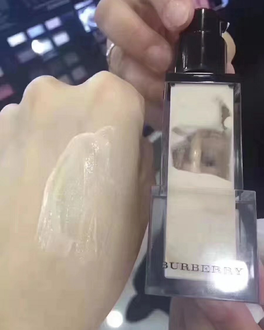 ❤️Burberry彩妆一上线就万众瞩目，口红唇釉一扫而空，