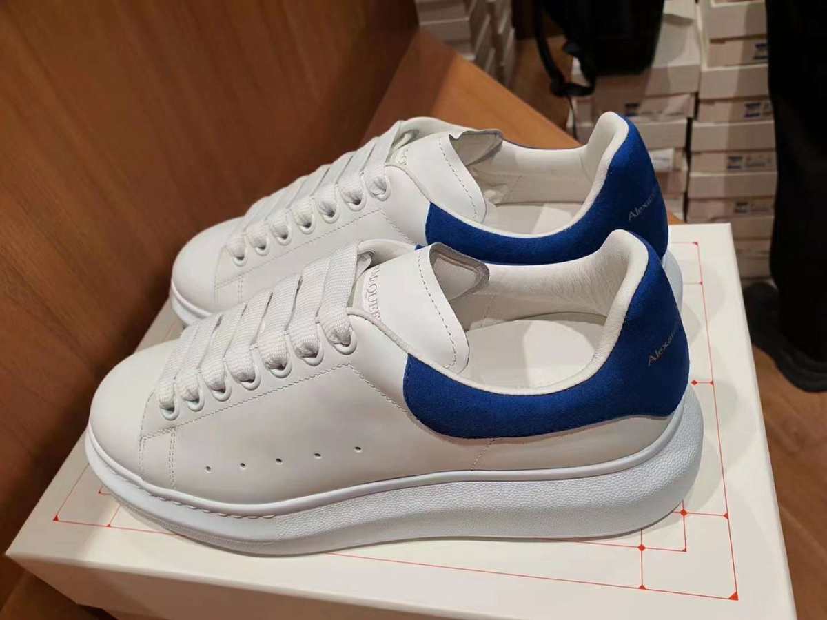 ❤️刚看到24S的麦昆蓝尾鞋，两双直接75折，这不是赤裸裸的