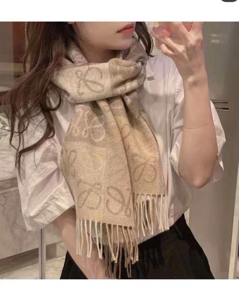 国内现货Loewe奶茶色logo围巾🧣  现在不买 冬天买
