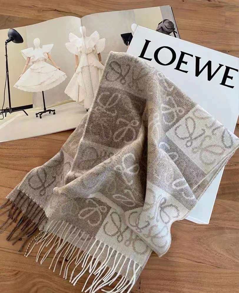 国内现货Loewe奶茶色logo围巾🧣  现在不买 冬天买