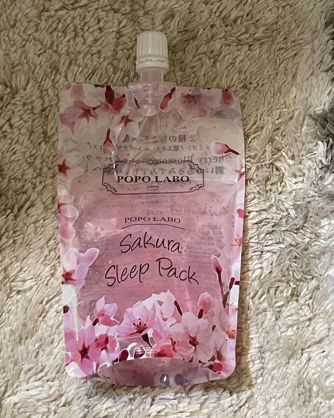 这款面膜闻起来有一股淡淡的樱花香味💐  🎉它的质地是很浪