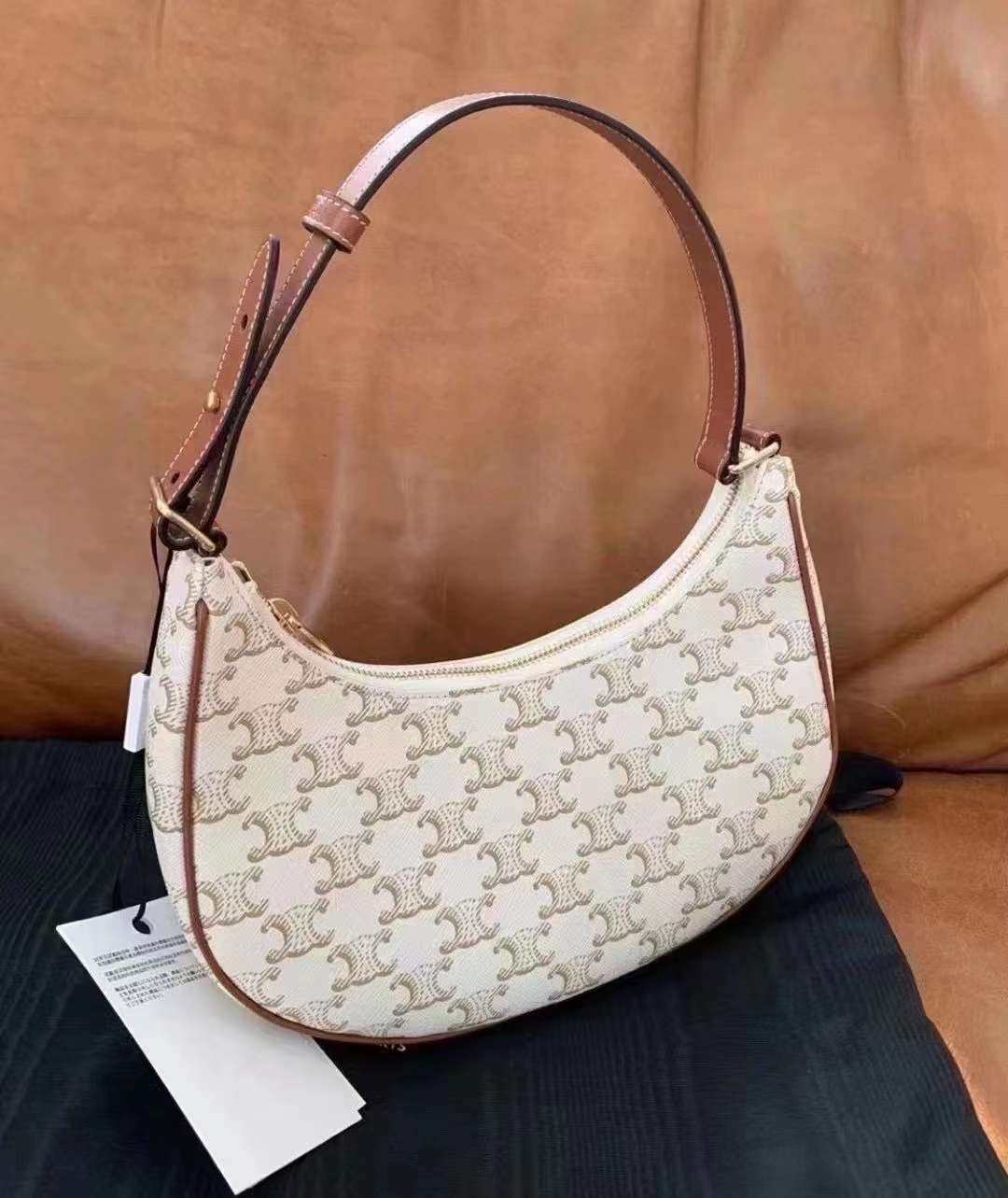 Celine 24号涨价📈  经典白色老花 腋下包  涨价