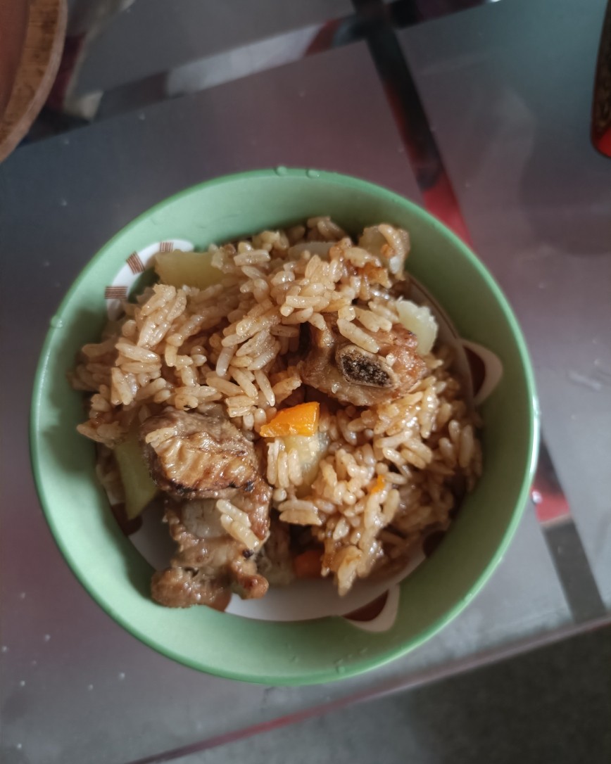 刷到其他姐妹做的排骨焖饭，想着我也会做呀，于是今天开始做了一