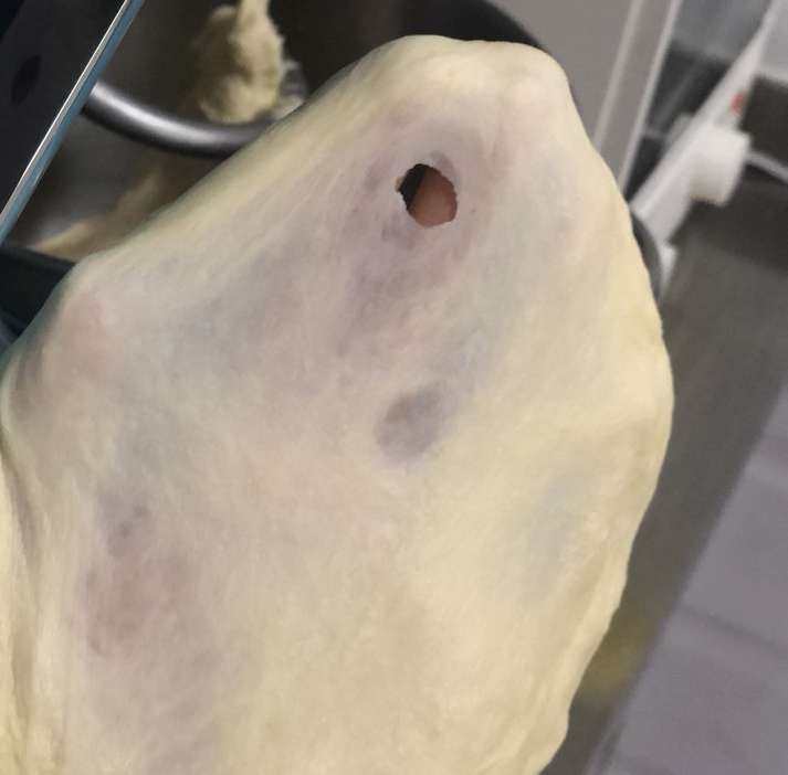 ✅这个面包是大量消耗淡奶油的，吃起来奶香味儿特别足，面包超级
